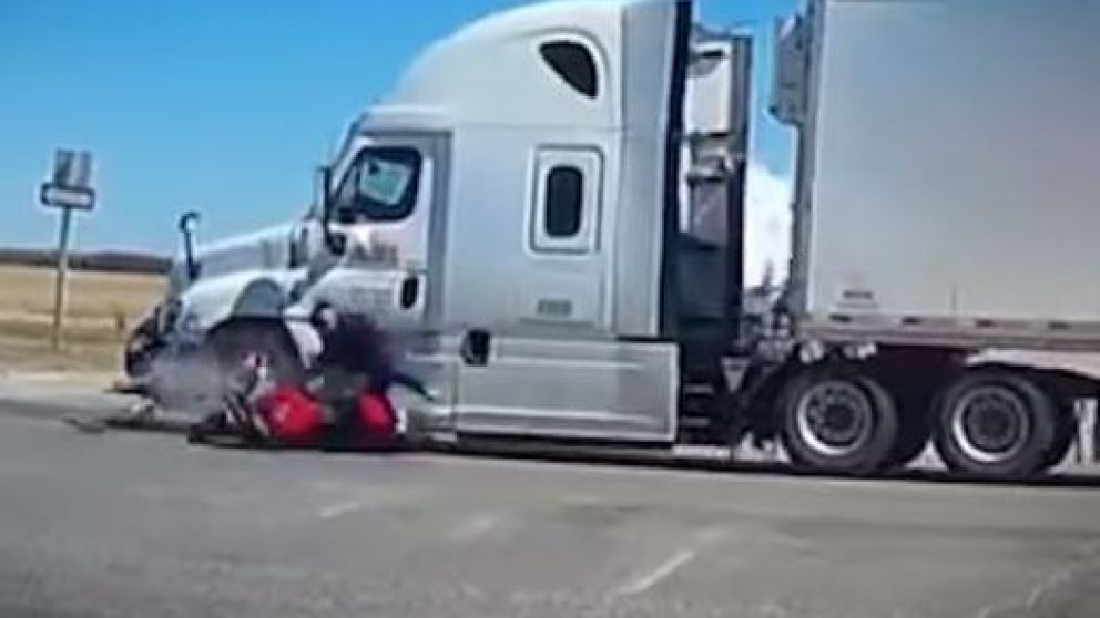 Momento en que el camionero atropelló a motoquero. (Captura).