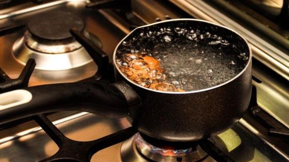 Las cámaras registraron cuando la maestra les daba agua hirviendo. (Imagen ilustrativa).