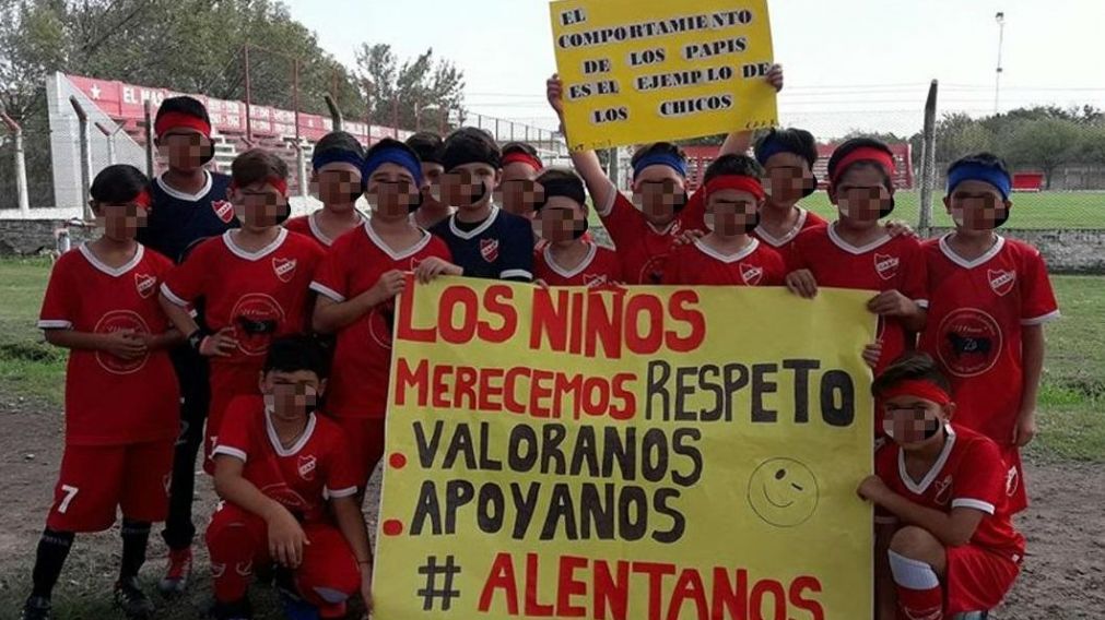 Los compañeros del nene lo apoyaron.