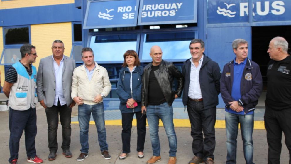 Claudio Tapia y la ministra Patricia Bullrich junto a encargados de seguridad