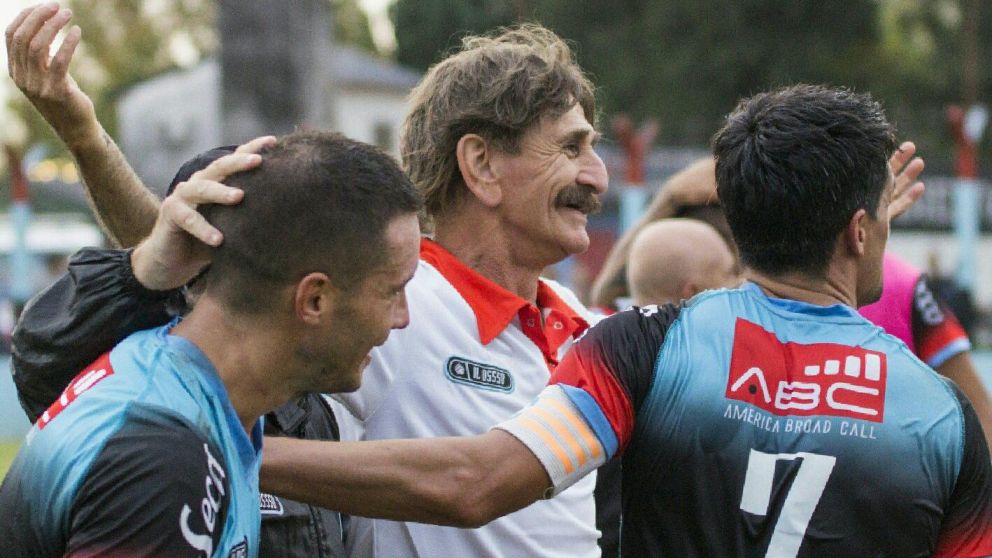 El entrenador de Brown, festejando con sus jugadores (@CABrown_Oficial).