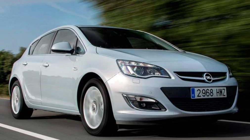 El hombre manejaba un auto, Opel Astra (imagen ilustrativa).
