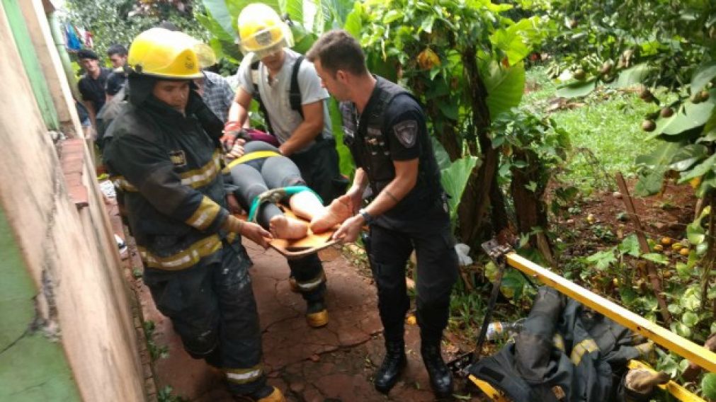 Así lograban sacar a la mujer que intentó suicidarse en Misiones (Foto: Primera Edición)