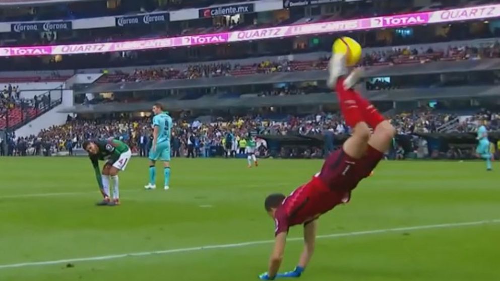 El arquero ex Lanús hizo el Escorpión ante el Santos Laguna. (Captura de video)