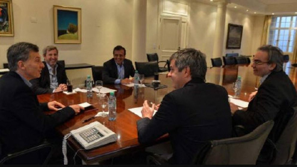 UNA DE LAS HABITUALES REUNIONES DE LA MESA CHICA DEL GOBIERNO. AYER SE LES SUMÓ ELISA CARRIÓ.