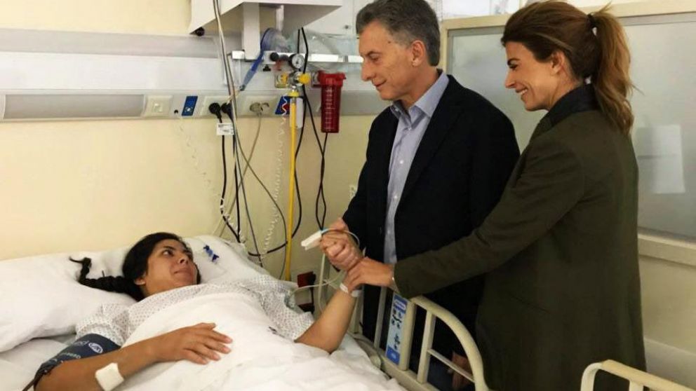 Macri y Awada, junto a la oficial herida (Presidencia).