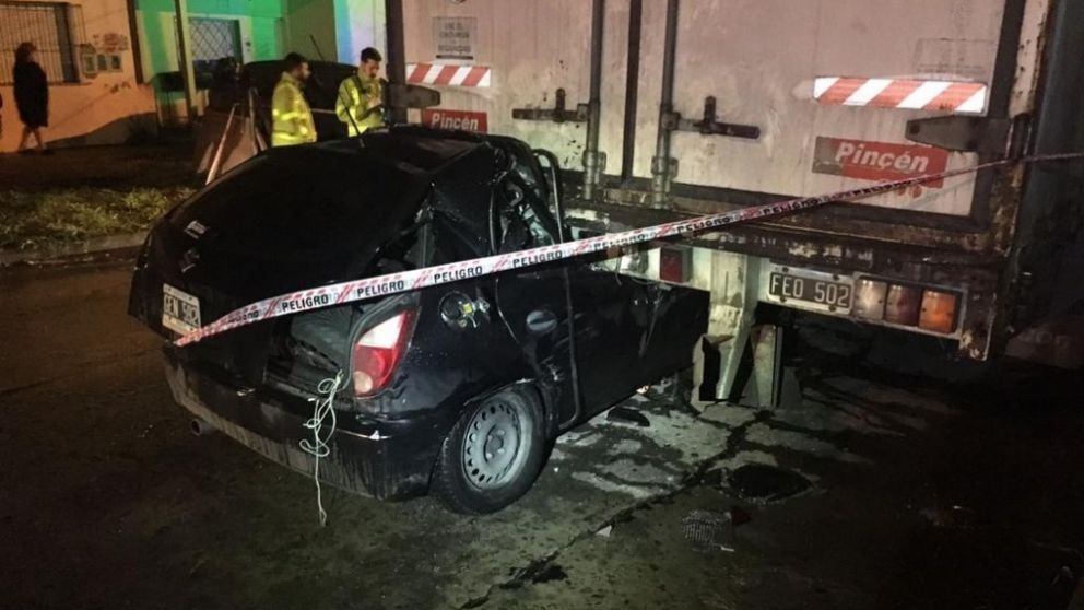 Por la violencia del impacto, se estima que el auto venía a alta velocidad.