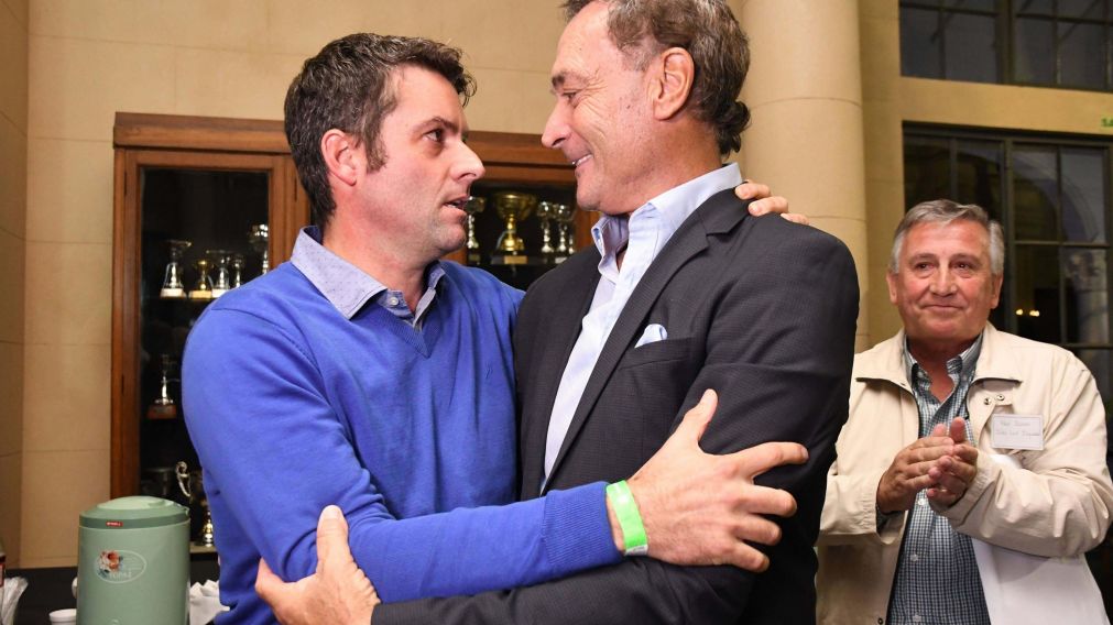Agustín saluda a "Batata" tras conocer su triunfo (Télam).