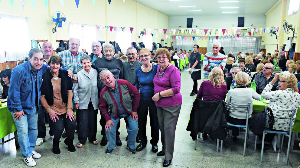 La comisión directiva organizó una gran fiesta y fue acompañada por más de 160 socios.