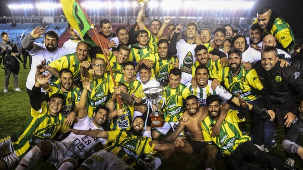 Los jugadores de Aldosivi festejan el título en la cancha de Arsenal. (@TyCSports)