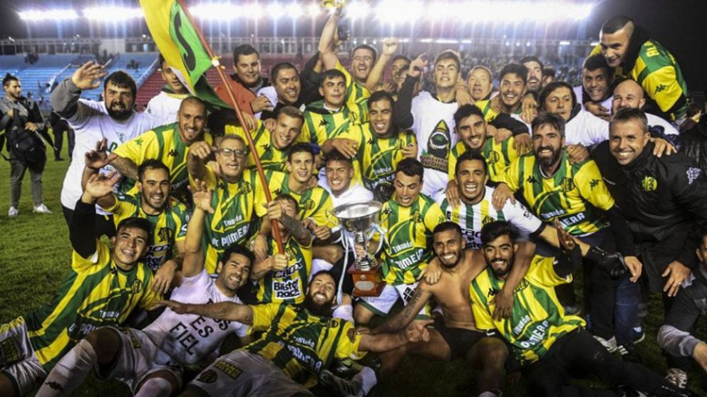 Los jugadores de Aldosivi festejan el título en la cancha de Arsenal. (@TyCSports)