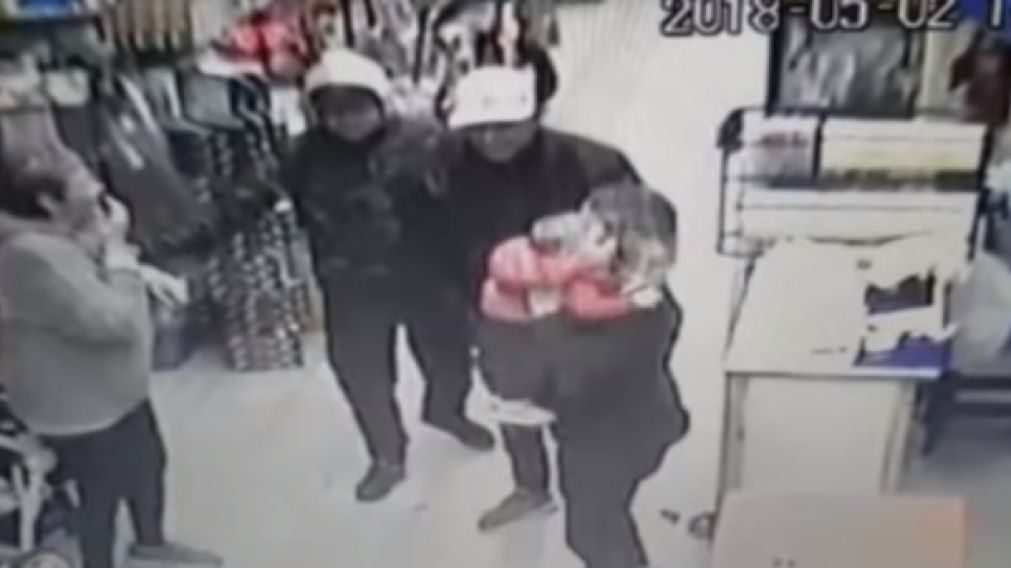 Segundos después de esta escena, los ladrones le apuntan al bebé en la cabeza. (Captura de video - El Dia)