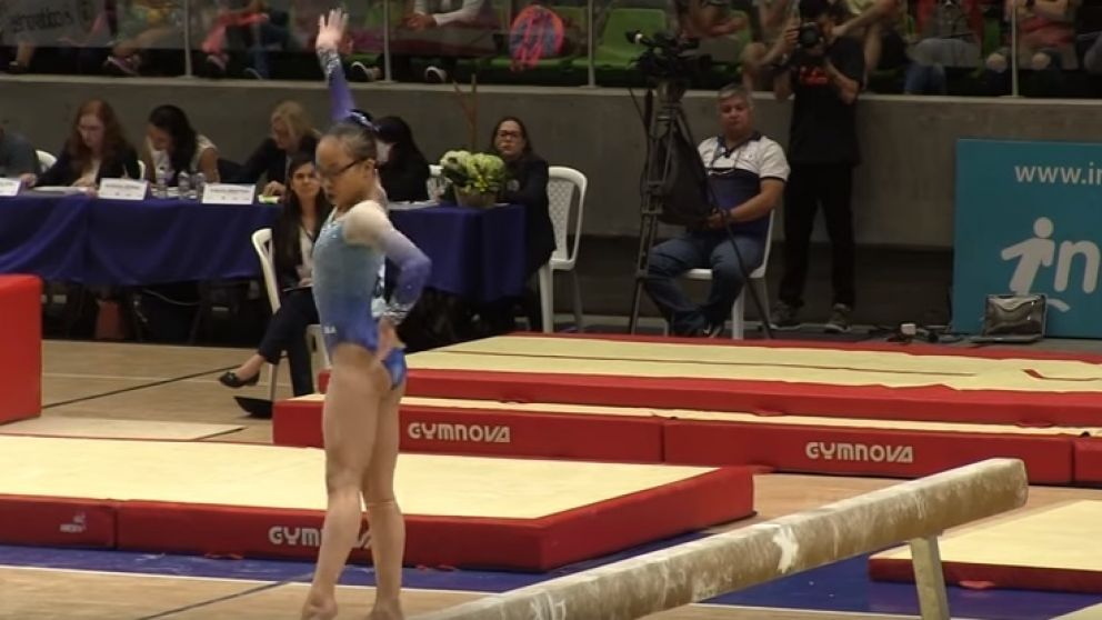 Esta escena es minutos antes de que la joven gimnasta sufra el terrible accidente del que resultó ilesa.