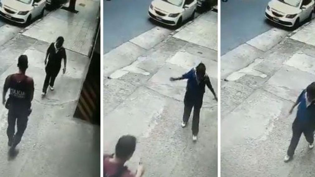 De la nada, la joven comienza a increpar y amenazar al policía.