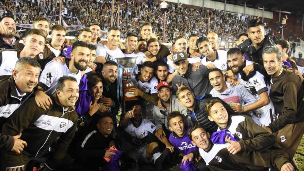 Platense festejó el tan ansiado ascenso (Pablo Villán - Diario Crónica)