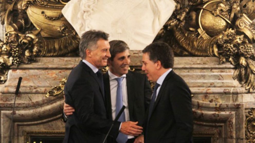Macri junto a sus ministros Caputo y Dujovne.