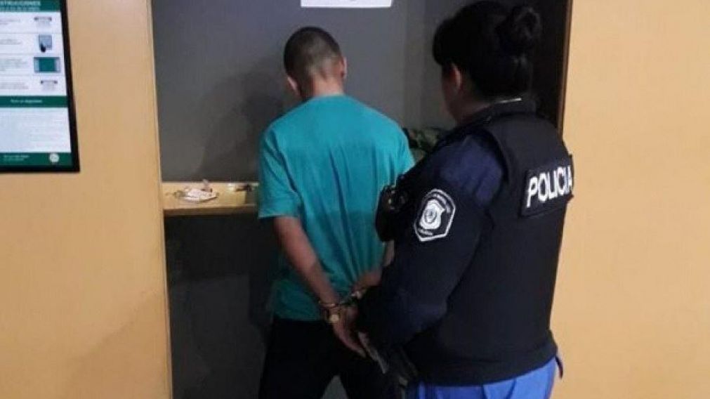 Amenazó a la víctima con un cuchillo para que entre al banco.