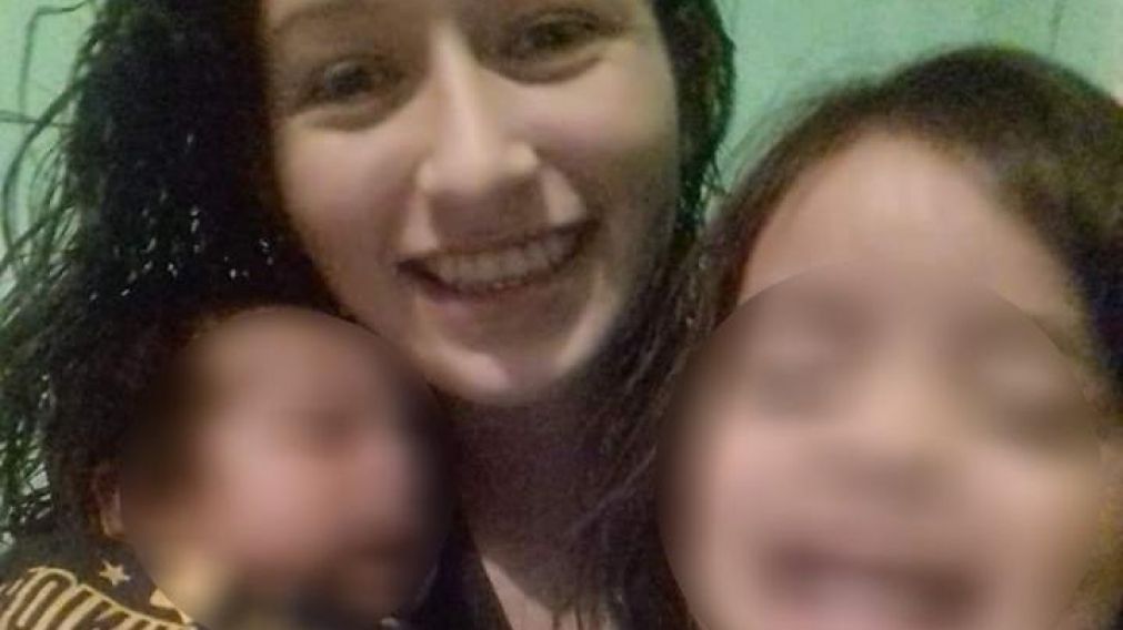La mujer, junto a los hijos que asesinó.