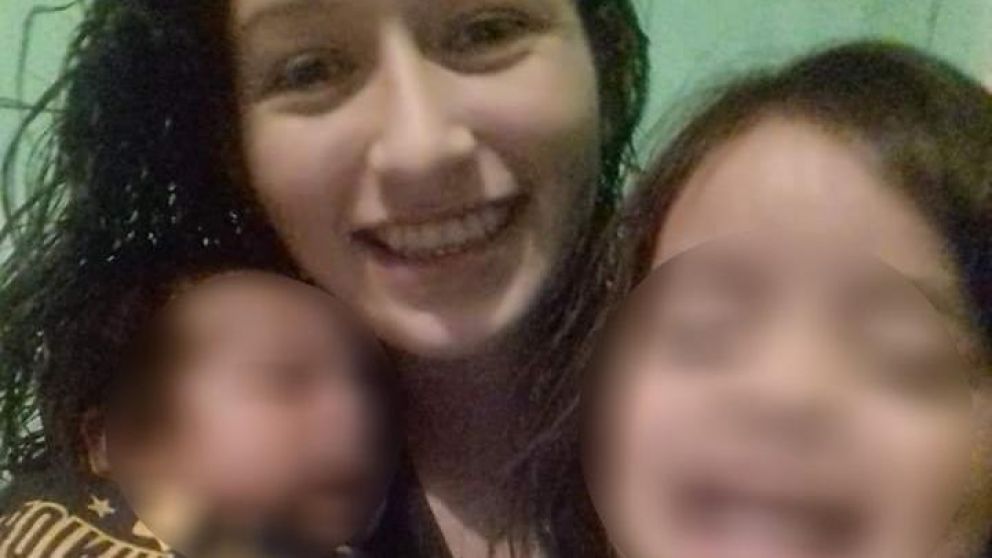 La mujer, junto a los hijos que asesinó.