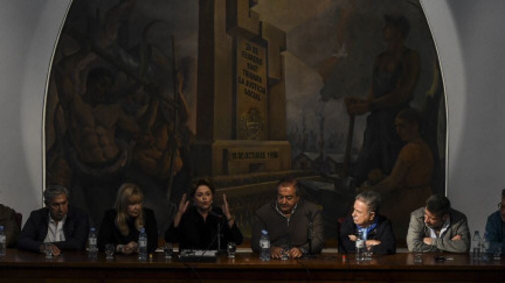 Duhalde en la sede de la CGT. 