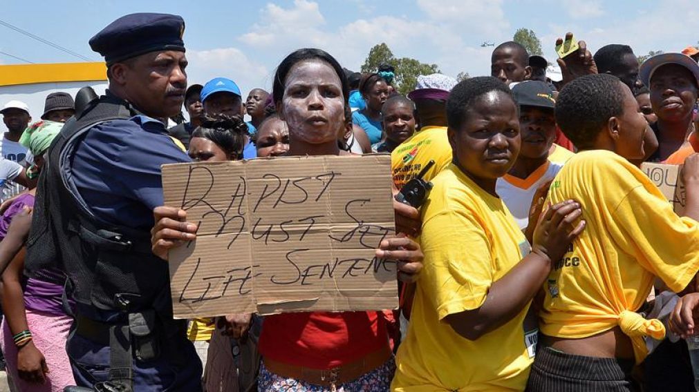 Manifestación en Sudáfrica por las violaciones.