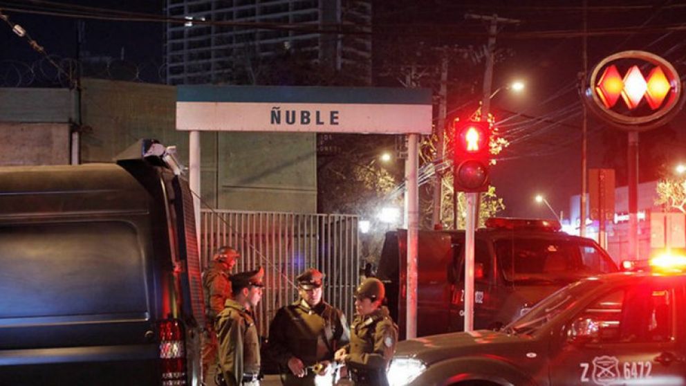 Carabineros en el subte de Santiago. (gentileza lmnneuquen.com.ar)