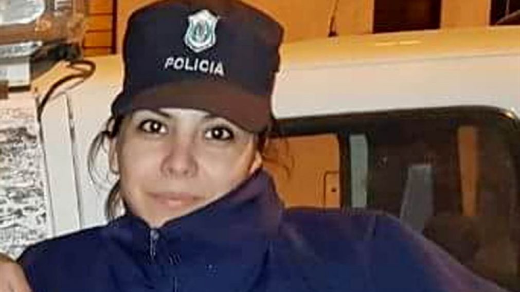 La oficial baleada se encuentra "estable" y "delicada" tras dos operaciones.