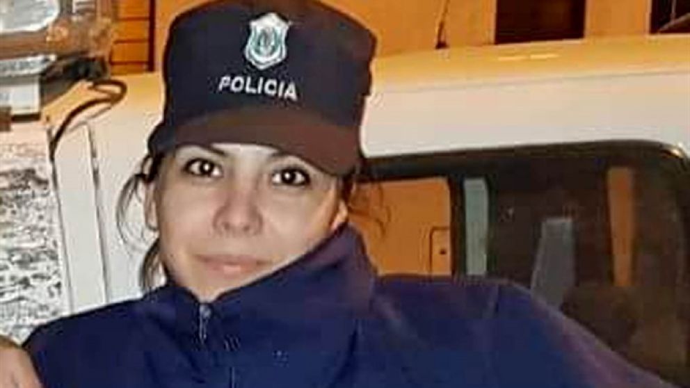 La oficial baleada se encuentra "estable" y "delicada" tras dos operaciones.