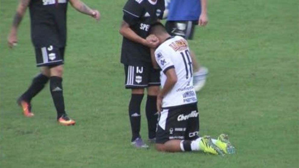 Así consolaban los jugadores de Riestra a los de All Boys, tras el descenso. (@SC_ESPN)