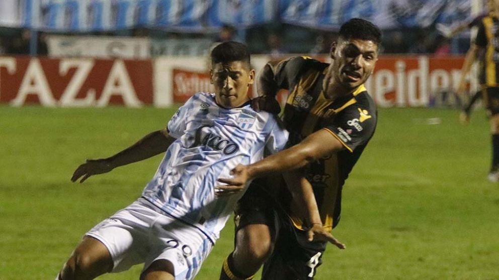 Entretenido encuentro en el Jos� Fierro. (T�lam)