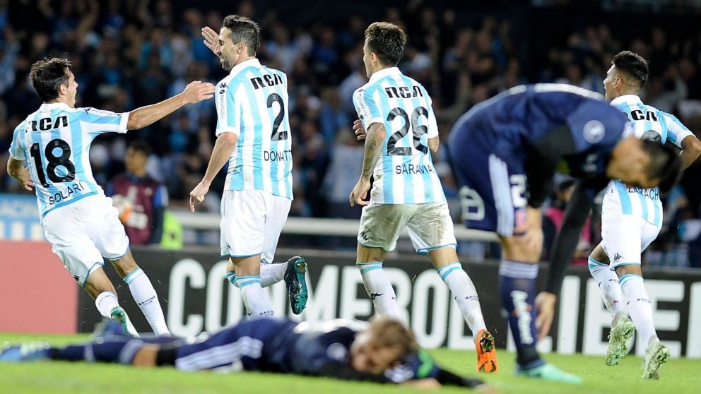 Con Donatti a la cabeza, Racing festeja el gol de la clasificación (FotoBaires).