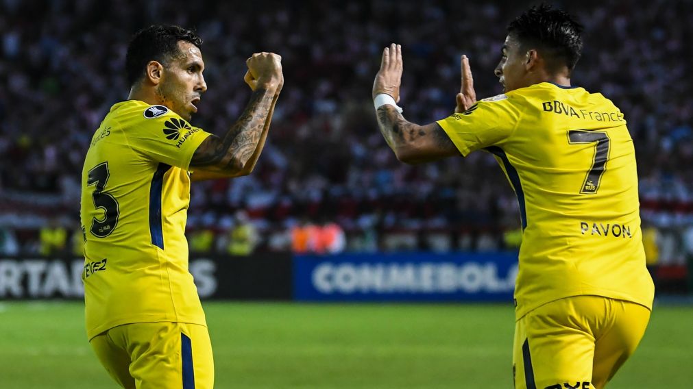 Tevez y Pavón lo festejan con todo (AFP).