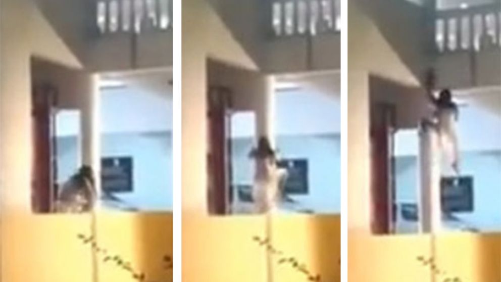 As� trepaba la mujer pose�da. (Captura de video9