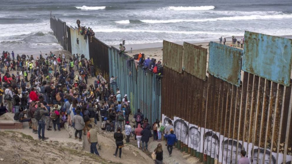 La reja que divide a Tijuana de California, un obstáculo que muchos sueñan con superar.