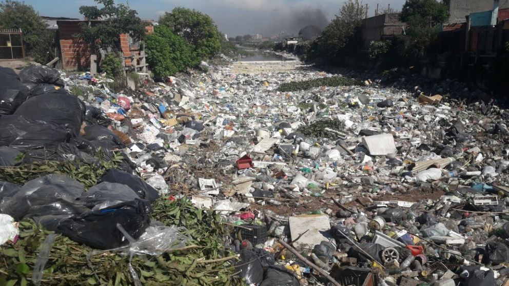 La basura tapó todo y el arroyo desbordó. (Twitter)