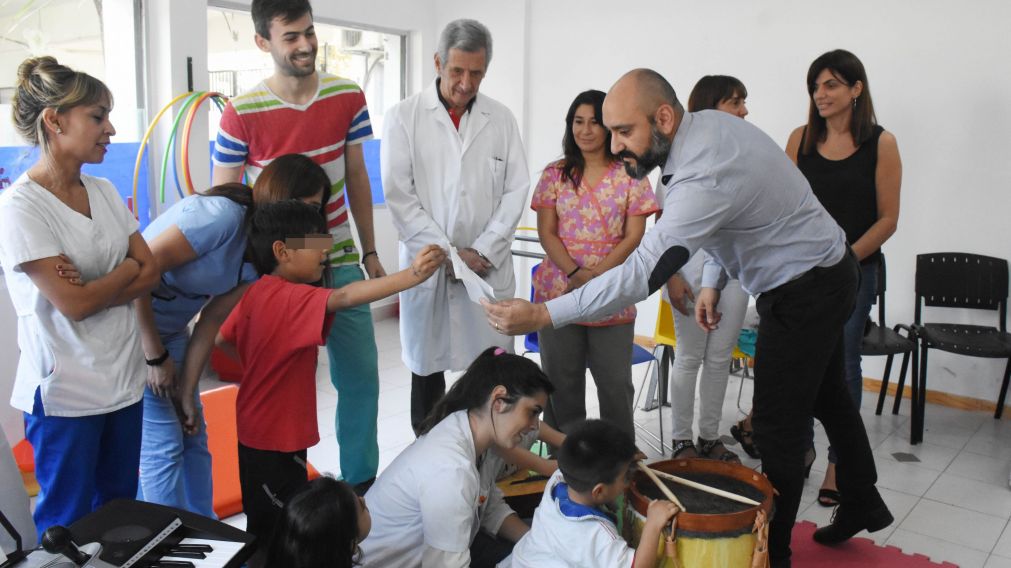 El momento de la entrega de los instrumentos a cargo de Alejandro Olmos.