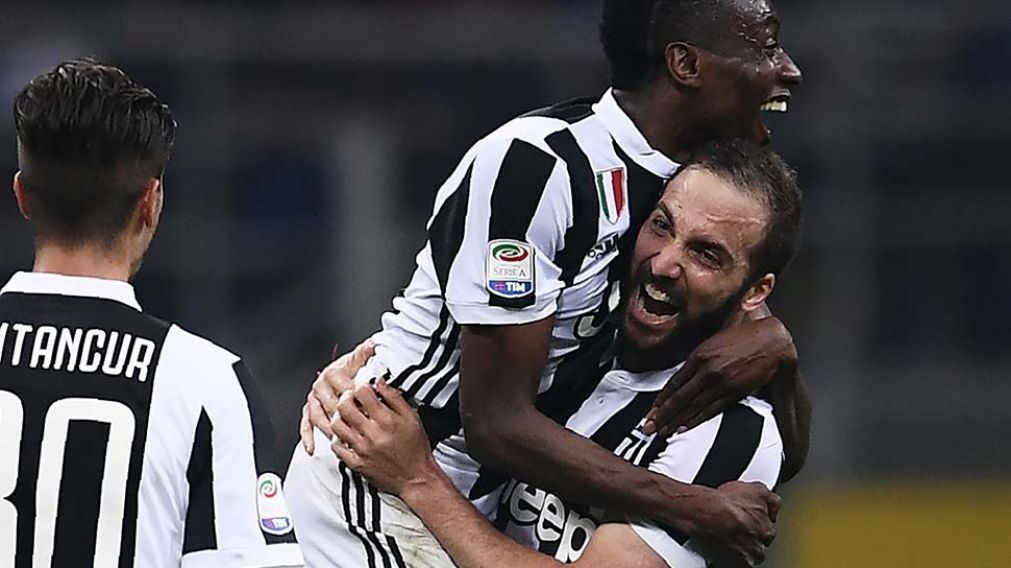 Locura. Sobre la hora, Higuaín le dio la victoria a Juventus.