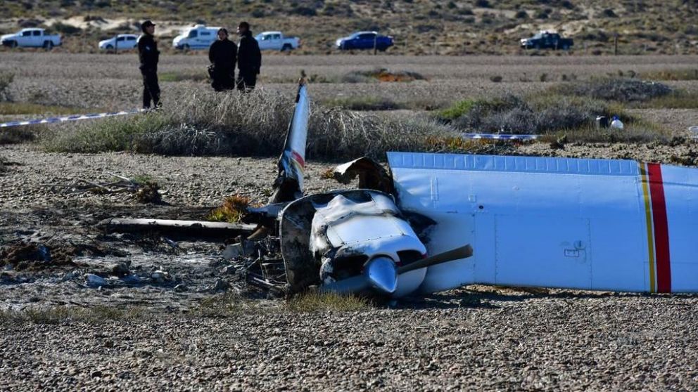 Calcinada. La aeronave quedó prácticamente reducida a cenizas. (Gentileza elchubut.com.ar)