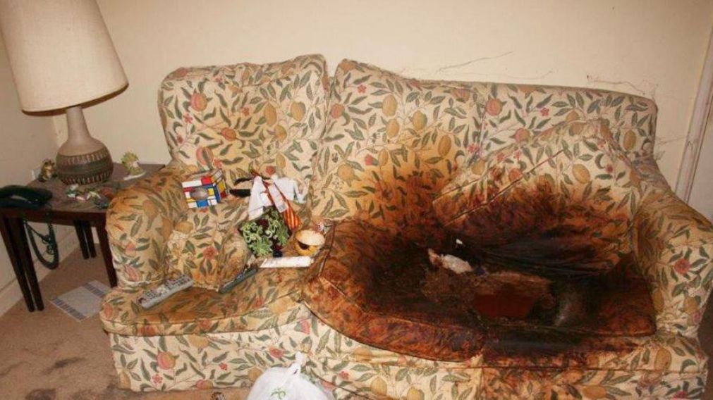 Fue hallada en este sillón.