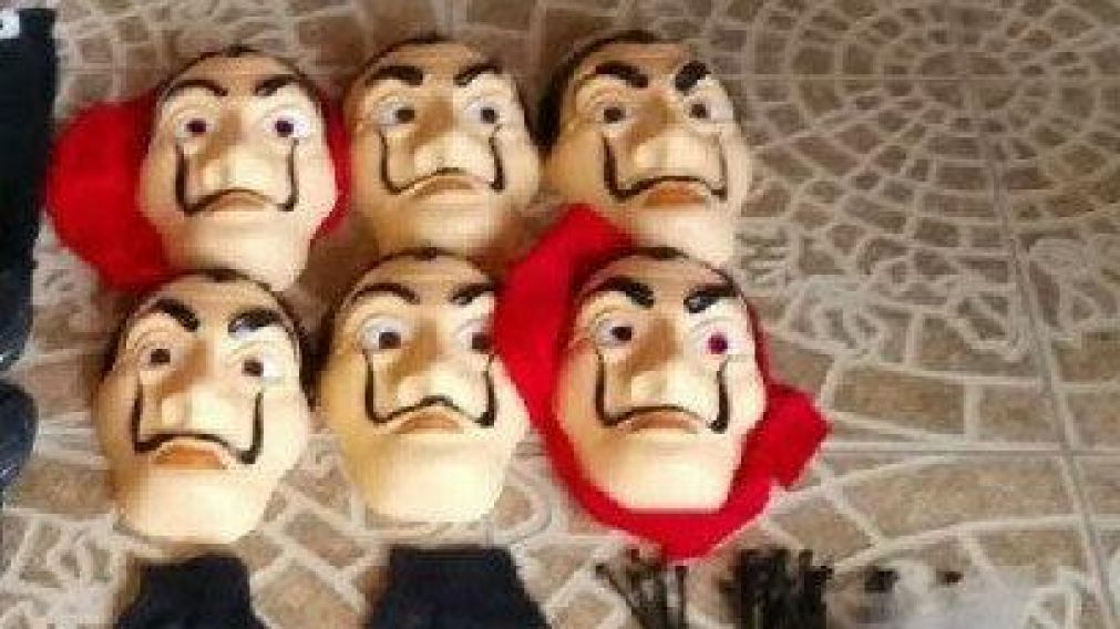 Usaban máscaras de Dalí.