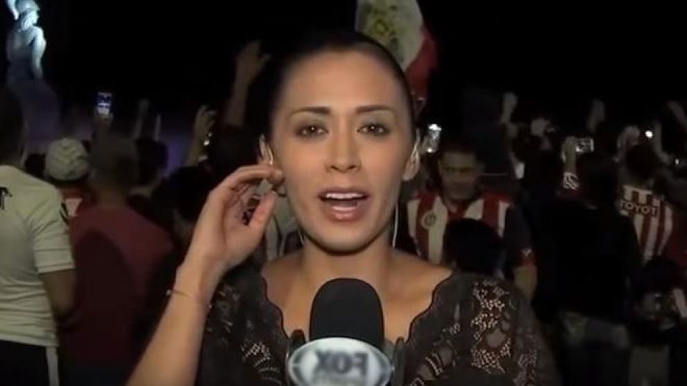 La periodista fue acosada por un hombre en plena transmisi�n. (Captura).
