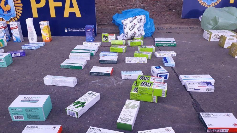 La policía banda de sujetos que transportaban medicamentos truchos.