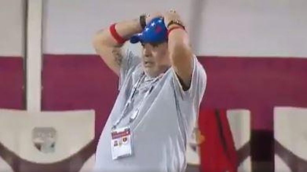 La reacción del "10", luego del blooper. (Captura).