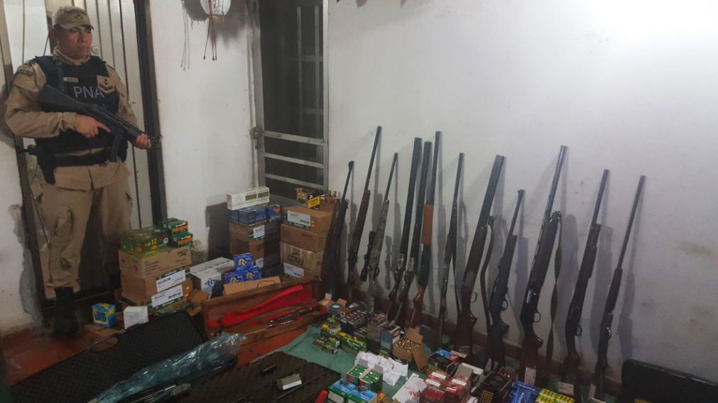 El allanamiento fue positivo por la gran cantidad de armas incautadas (Prefectura Naval Argentina).