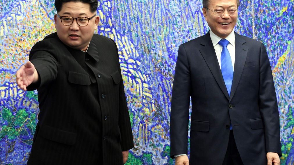 Kim y Moon posan junto a dos chicos tras el saludo en la frontera (AFP). 