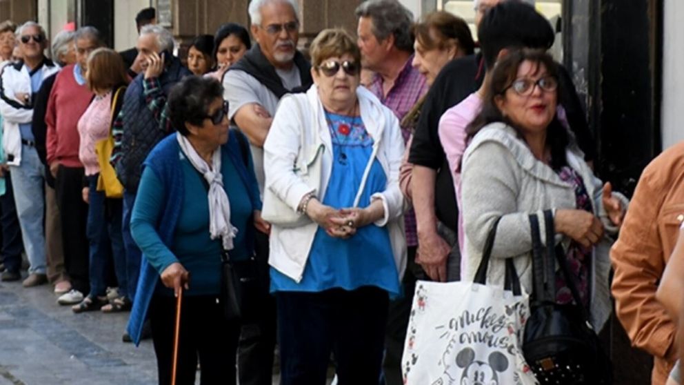 El Gobierno oficializó el pago de un nuevo bono a jubilados y pensionados en febrero.