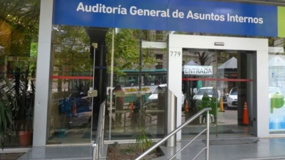 Detuvieron a cinco polic�as por allanamiento ilegal y por extorsionar a los habitantes de una vivienda.