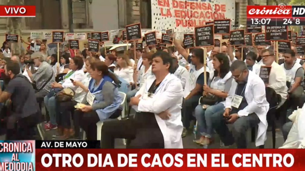 Así reclaman los docentes sobre avenida de Mayo. (Captura de TV)