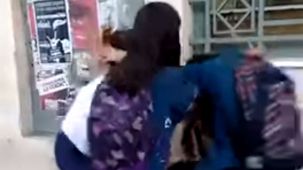 Las chicas no podían ser separadas por sus compañeras. (Captura de video)
