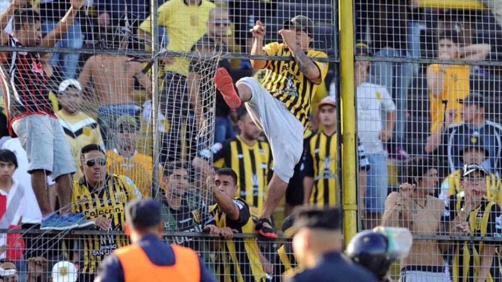 Caen 20 barras de Almirante Brown con armas y drogas